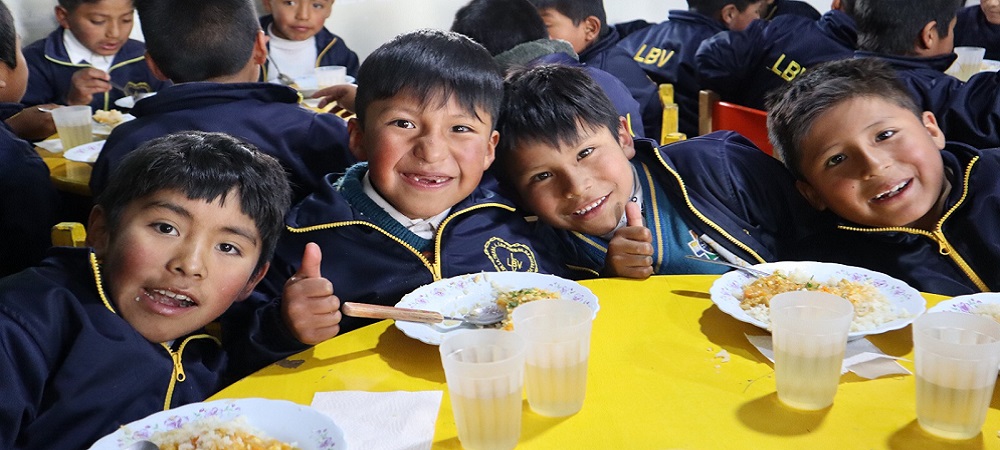 Encomiable labor: Unos 400 niños en El Alto y Santa Cruz se benefician con alimentación y educación de voluntarios