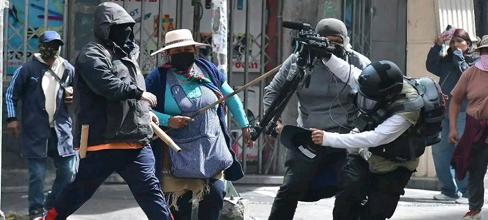 Otra jornada de violencia en La Paz y, en El Alto, se repuso el ingreso al aeropuerto tras intento de toma