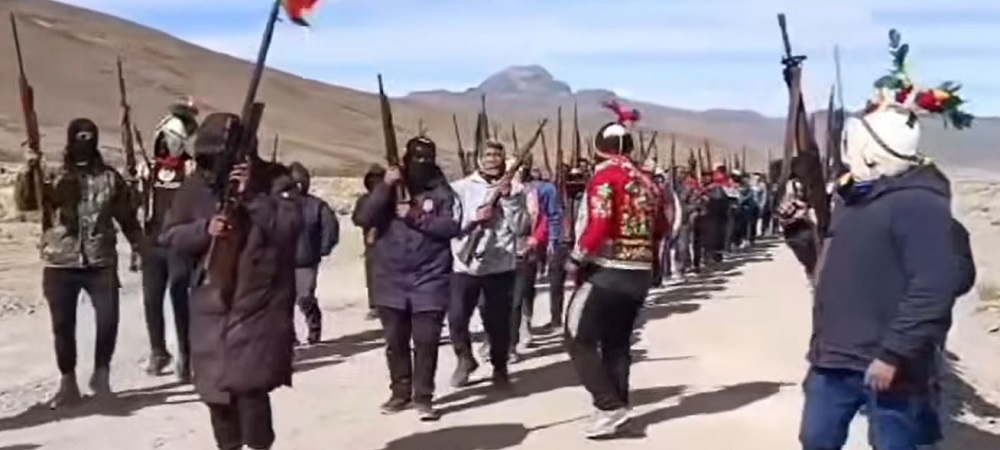 Las FFAA en apronte ante ‘grupos irregulares’ que con armas de guerra exigen la renuncia de Rodrigo Paz