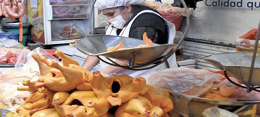 Los precios de las carnes de res y pollo se disparan en La Paz sitiada por bloqueos
