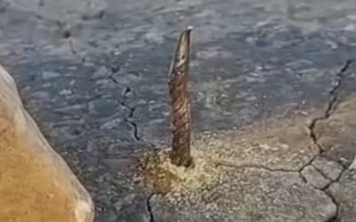 Atentado contra la seguridad, campesinos colocan fierros afilados con punta sobre el asfalto como parte del bloqueo