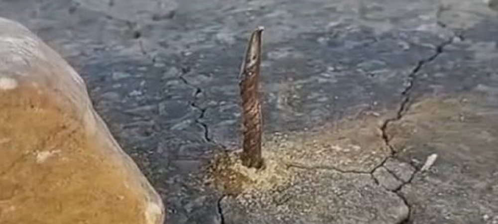 Atentado contra la seguridad, campesinos colocan fierros afilados con punta sobre el asfalto como parte del bloqueo