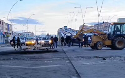 Policías y militares con banderas blancas abren paso al corredor humanitario en medio de gases, piedras y dinamitas