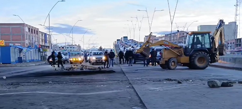 Policías y militares con banderas blancas abren paso al corredor humanitario en medio de gases, piedras y dinamitas