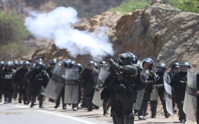 Violenta, tensa jornada de sábado en El Alto y Huajchilla en La Paz, policías y manifestantes intercambian gases y dinamitas