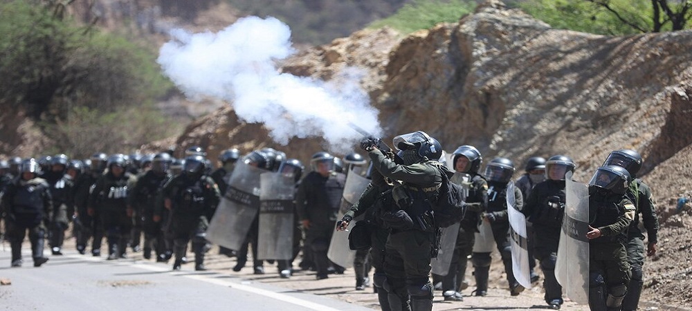 Violenta, tensa jornada de sábado en El Alto y Huajchilla en La Paz, policías y manifestantes intercambian gases y dinamitas