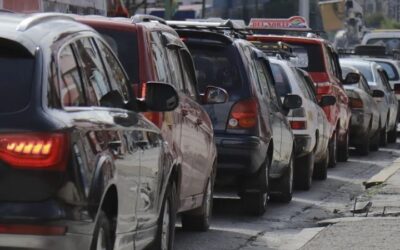 Largas filas complican el conflicto social, choferes y dueños de motorizados duermen días en EESS