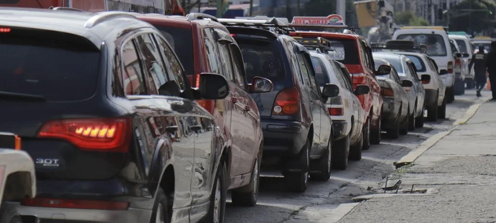 Largas filas complican el conflicto social, choferes y dueños de motorizados duermen días en EESS