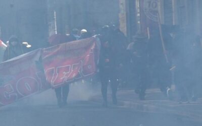 Fuerte roce COB y policía antimotines en el centro de La Paz, los manifestantes hicieron retroceder con tomates y petardos
