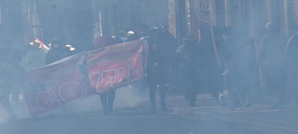 Fuerte roce COB y policía antimotines en el centro de La Paz, los manifestantes hicieron retroceder con tomates y petardos