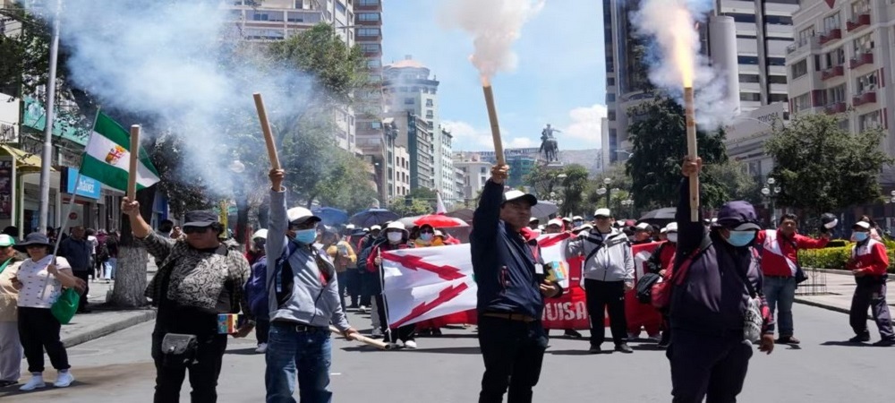 Maestros urbanos y rurales van al paro de 24 horas con marchas, bloqueos y toma de instituciones públicas