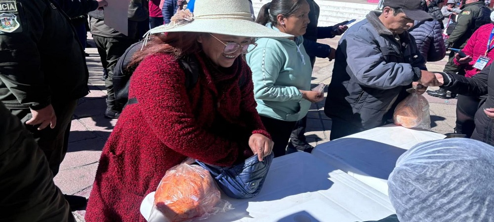 Un pollo a Bs 100, las amas de casa se desesperan ¿Hasta cuándo el país soportará el cerco?