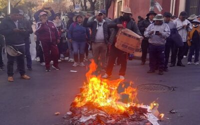 Destrozos y desmanes en el Ministerio de Educación en la protesta del Magisterio rural