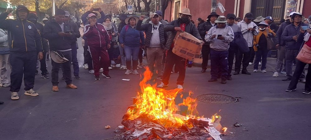 Destrozos y desmanes en el Ministerio de Educación en la protesta del Magisterio rural