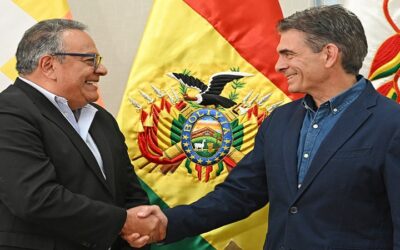 Tras la renuncia de Beatriz García, Rodrigo Paz posesionó a Erick Sajinés como titular de Educación
