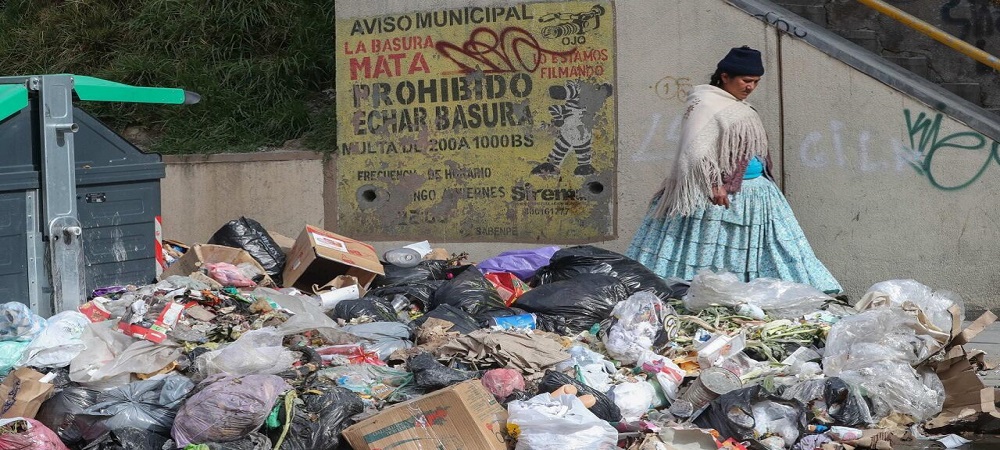 En medio de bloqueos, filas por combustibles, La Paz se inunda de basura