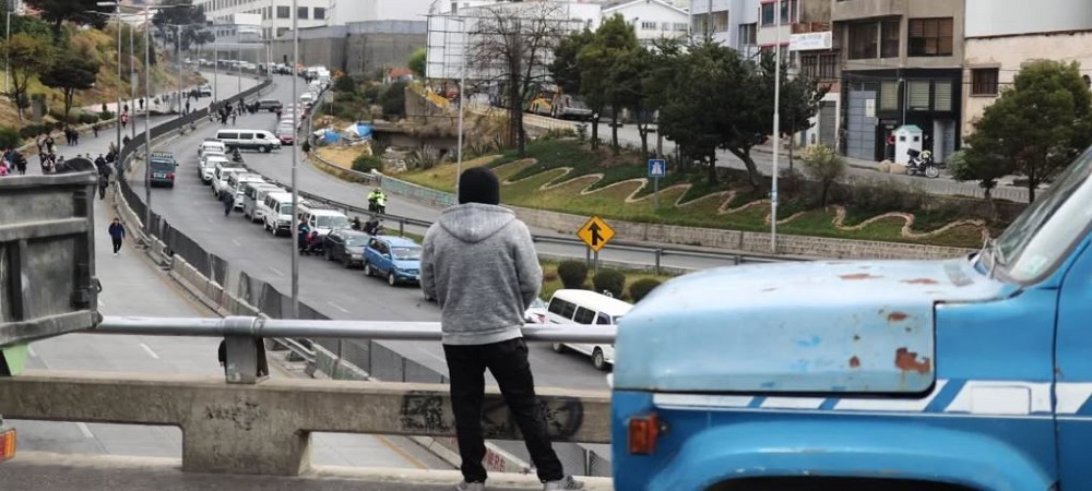 Ya no hay bloqueos, pero las filas por combustibles son interminables, según YPFB los choferes cargan doble