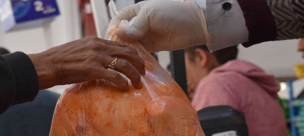 En Emapa se vende el kilo de pollo a Bs 18, pero las filas son de kilómetros