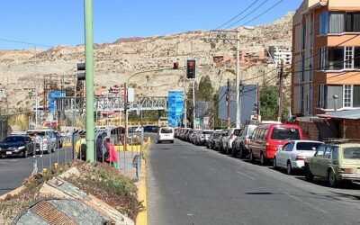 Las carreteras transitables, pero el suministro de combustibles, no; la gente duerme noches en filas extensas