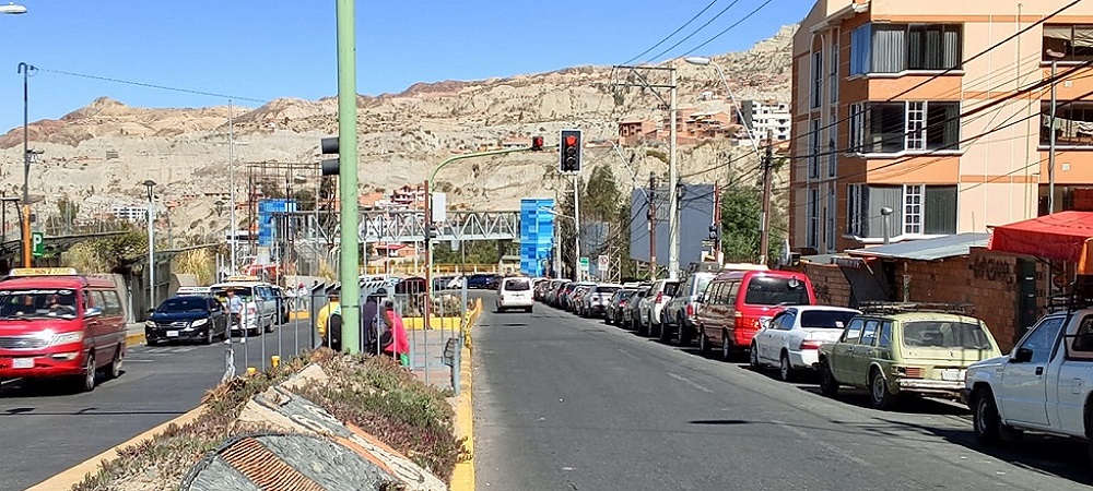 Las carreteras transitables, pero el suministro de combustibles, no; la gente duerme noches en filas extensas
