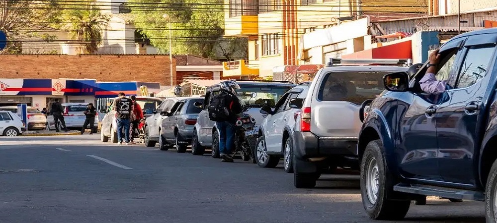 Feriado en filas de surtidores, en La Paz y El Alto YPFB despachó 1,1 MM de litros gasolina