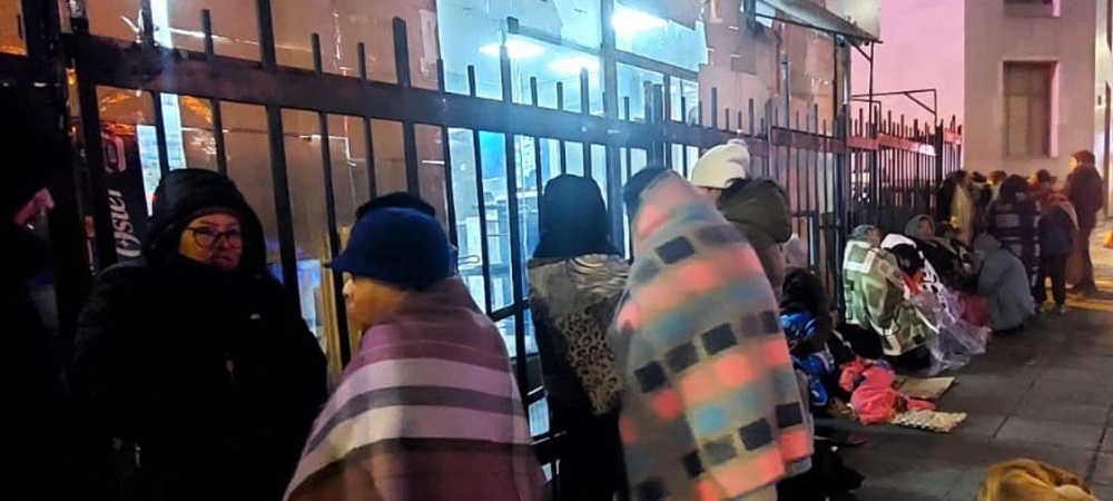 La gente duerme, desesperación por un pollo en La Paz, lo peor, el Gobierno anticipa desabastecimiento total
