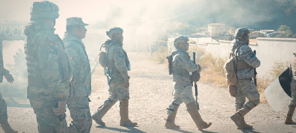 Militares y policías inician operativo de desbloqueo en tramo La Paz – Oruro