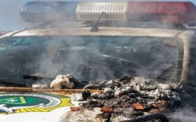 En El Alto los bloqueos ya son delincuenciales, una patrulla fue incendiada y sus efectivos agredidos