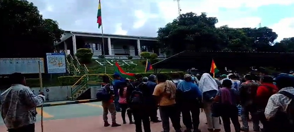 La conflictividad escala, campesinos toman pozo petrolero en Santa Cruz