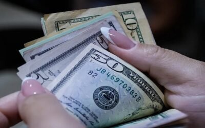 Doble cotización del dólar estadounidense en un día refleja mal manejo de la política cambiaria en el BCB