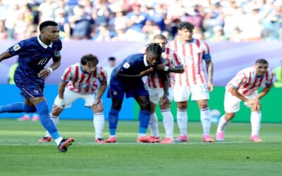 Francia despacha a Paraguay y se cita con Marruecos en cuartos de final del Mundial