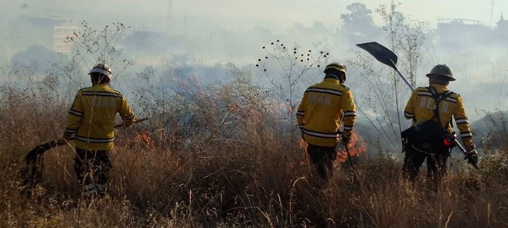 Dos incendios simultáneos en el Parque Tunari encienden la alerta extrema en Cochabamba