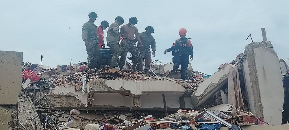 Rescatistas de Bolivia distinguidos por su labor de ayuda en la tragedia en Venezuela