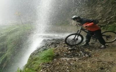 Ciclista ecuatoriano pierde la vida en el ‘camino de la muerte’ a los Yungas