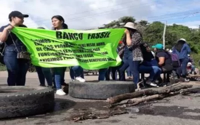 Interventor compromete pago a extrabajadores de Fassil que fueron gasificados cuando bloqueaban la vía a Cochabamba (video)