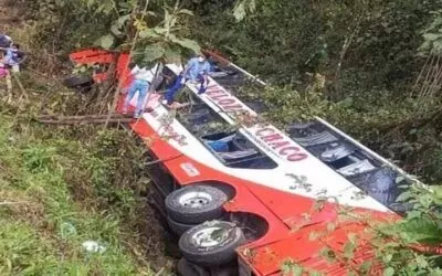 Trágico accidente entre Cochabamba y Santa Cruz, un bus se precipita, hay 18 muertos