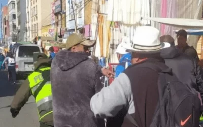 En violento asalto armado en la feria 16 de Julio de El Alto, un policía resulta herido de bala