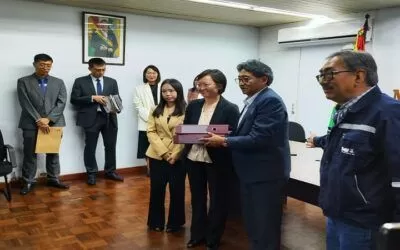 Bolivia hacia modernización industrial: Entrega  contratos a EximBank para financiamiento de refinadora de zinc