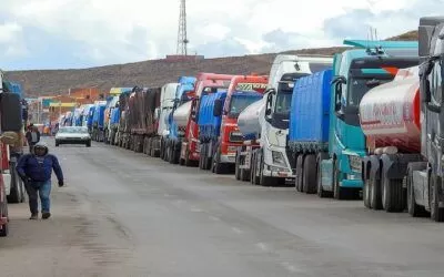 Perú prohíbe paso de camiones de Bolivia por contaminación, el transporte internacional se declara en emergencia