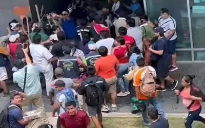 Intercambio de puñetes, piedras y palos en la Quinta Municipal entre gremiales y gendarmes se salda con decenas de heridos (video)