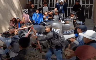 ‘Evistas’ inician, en la capital, violentas protestas contra el TCP por fallo que frena que Evo vaya a la reelección