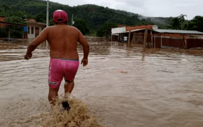 Guanay en medio del agua y el lodo luego de los desbordes de los ríos Mapiri y Tipuani