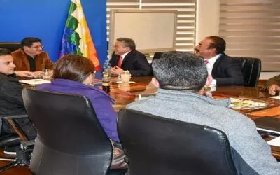 Gobierno y empresarios convienen encontrar solución conjunta a la escasez de dólares