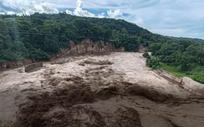 Desbordó el río Grande en Santa Cruz y amenaza a la capital cruceña que se declaró en emergencia