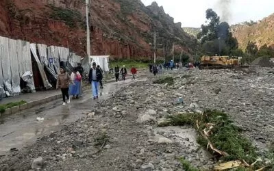 Desbordó el Choqueyapu en la confluencia del río La Paz, el ingreso a Aranjuez, Mallasa y otros incomunicado, las personas recorren a pie