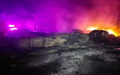 Una cisterna cargada de diésel choca con un camión en Llavini y se produce un incendio de magnitud, hay tres heridos