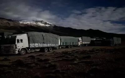 El contrabando acrecienta, 13 camiones en la frontera con Chile, un retén quemado en Yacuiba y un camión lleno de harina argentina en Santa Cruz