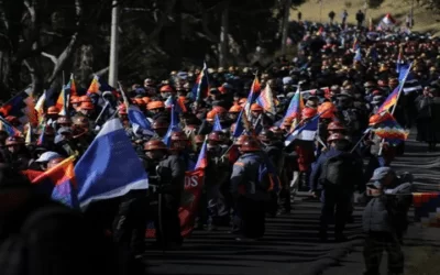 Multitudinaria marcha dio respaldo a Luis Arce, descendió desde El Alto a La Paz en defensa del Gobierno constituido