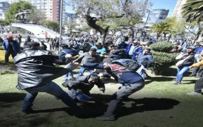 Plaza Abaroa escenario de confrontación, arcistas y evistas miden fuerzas, registran enfrentamientos en medio del encuentro multipartidario