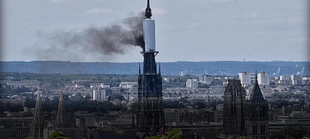 La catedral de Ruan, en Francia, ardió en llamas, los bomberos consiguieron contener el fuego